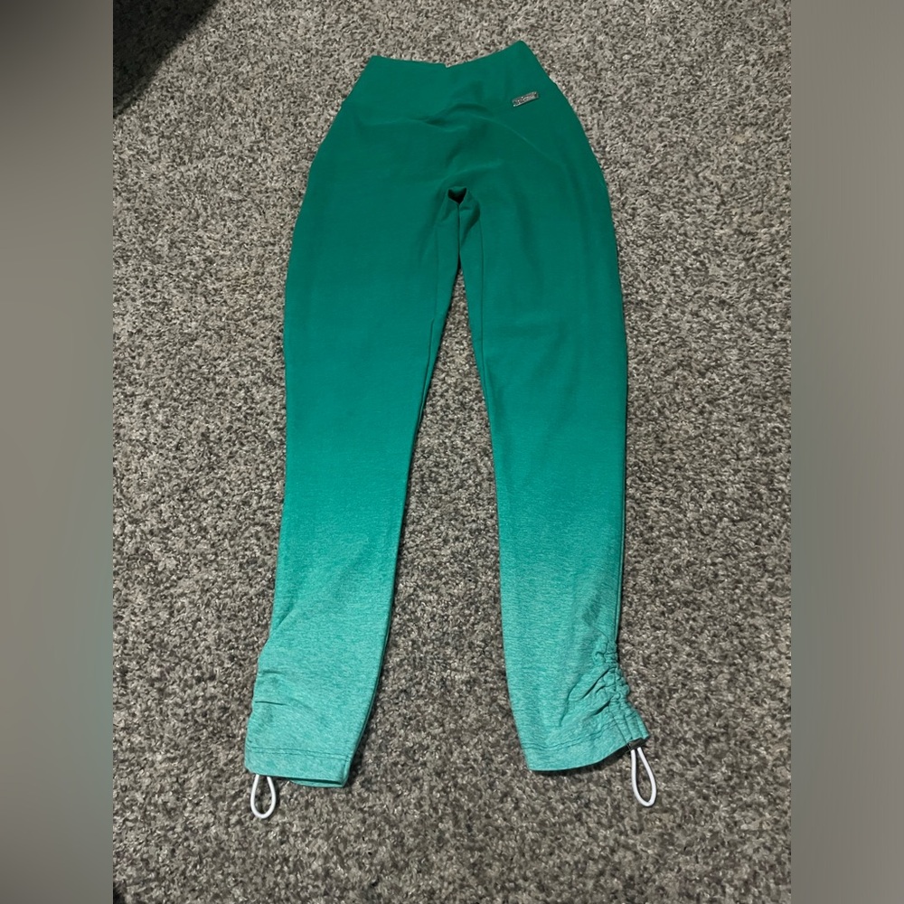 NWOT Bombshell Toggle Leggings